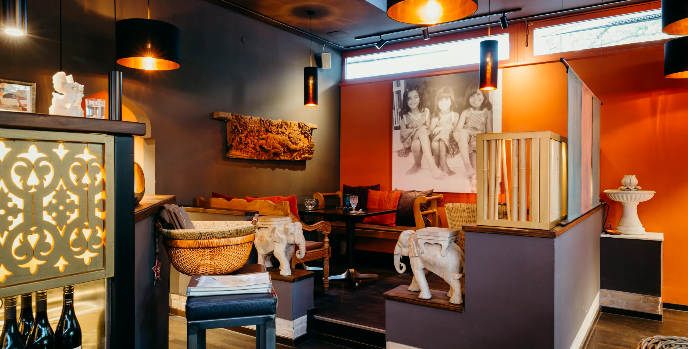 Gemütliche Lounge-Ecke im Champor mit Rattanmöbeln, Elefantenfiguren und warmem Licht