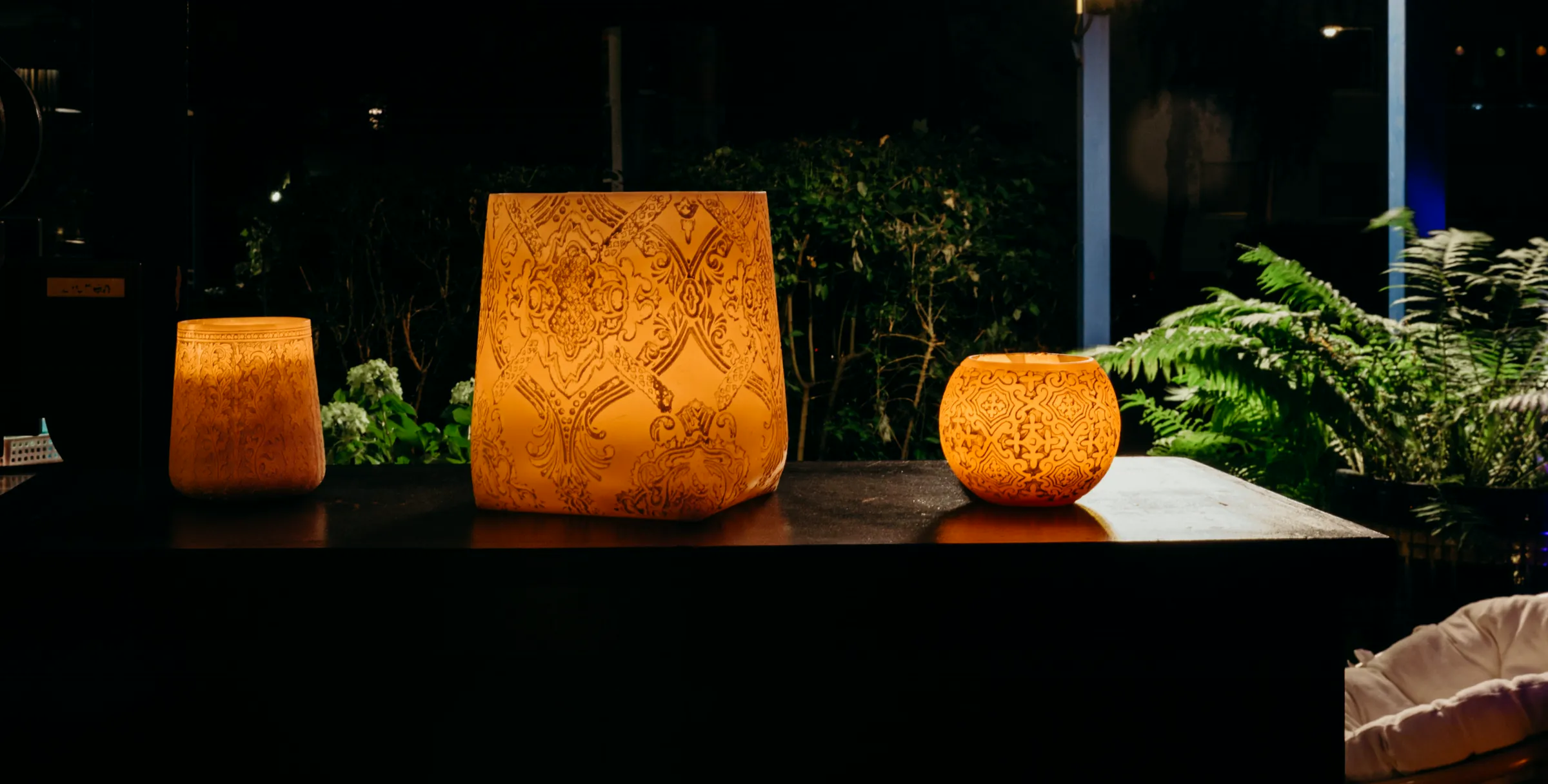 Gemütliche Nische mit Rattanstühlen